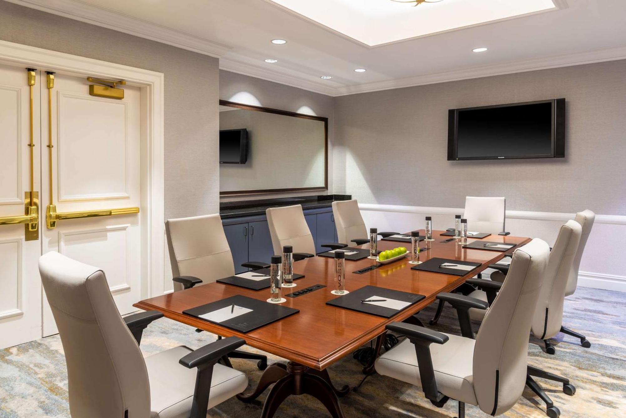 Hilton Alexandria Mark Center Екстер'єр фото