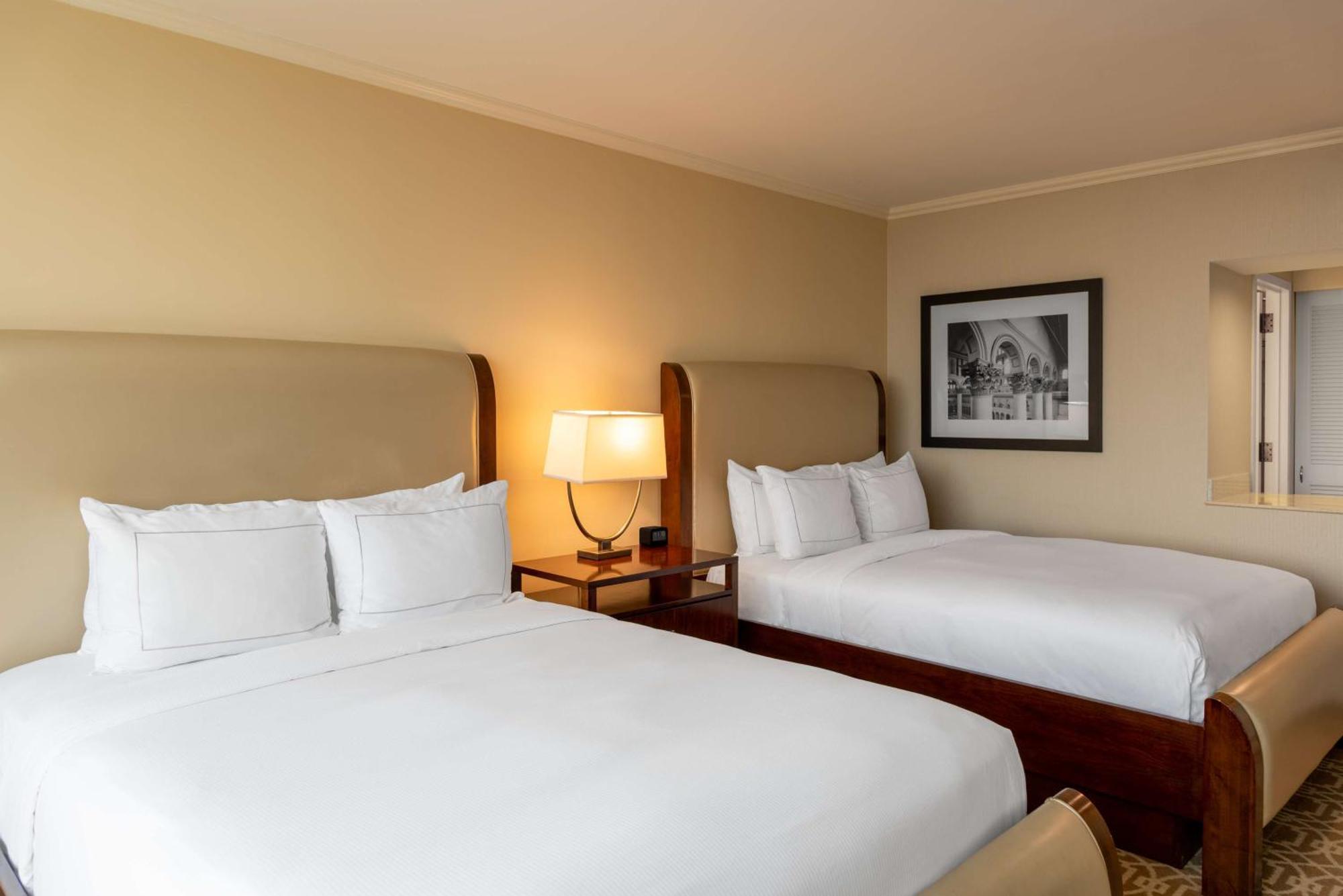 Hilton Alexandria Mark Center Екстер'єр фото